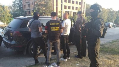 Під виглядом таксиста та продавця на ринку: групу осіб з Хмельниччини підозрюють у збуті наркотиків