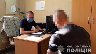 Поліцейські затримали чоловіка, якого підозрюють у спробі викрасти пам'ятник в Одесі Поліцейські затримали чоловіка, якого підозрюють у спробі викрасти пам'ятник в Одесі
