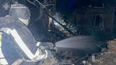 Працівники ДСНС гасять пожежу на місці удару безпілотника по Чугуєву, 11 березня 2026