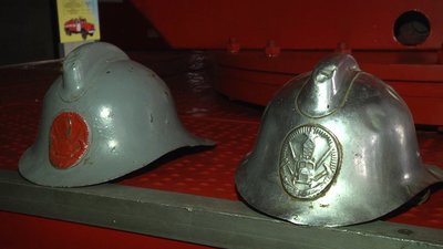 Каски пожежників 70-тих років. Фото: Суспільне Поділля Каски пожежників 70-тих років. Фото: Суспільне Поділля