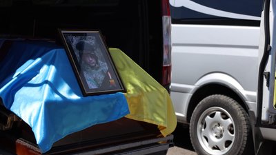 Мешканці Борислава зустріли скорботний кортеж з тілом військового водія Юрія Багнія Мешканці Борислава зустріли скорботний кортеж з тілом військового водія Юрія Багнія