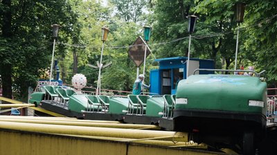 Середній вік атракціонів у чернівецькому парку — понад 20 років. Як їх перевіряють на безпечність Середній вік атракціонів у чернівецькому парку — понад 20 років. Як їх перевіряють на безпечність