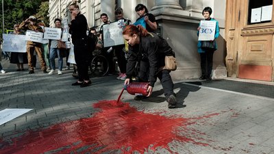Суд закрив справу учасниці пікету біля Львівської ОВА, яка облила фарбою тротуар