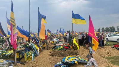 "Загинув, захищаючи небо над Донеччиною". У Харкові поховали пілота, який загинув у авіатрощі під Бахмутом