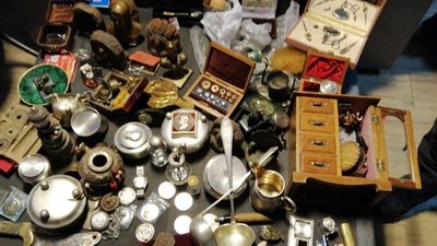 Іноземець намагався вивезти з Одеської області дві валізи з антикваріатом
