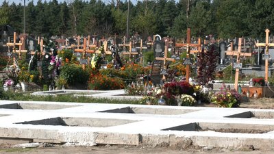 "Приїжджаємо, а тут — могили". Мешканець Львівщини облаштував цвинтар на чужих земельних ділянках