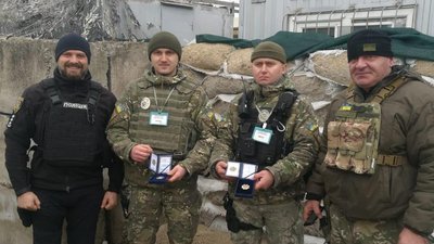 Поліція привітала правоохоронців, що служать в зоні ООС з новорічними святами Поліція привітала правоохоронців, що служать в зоні ООС з новорічними святами
