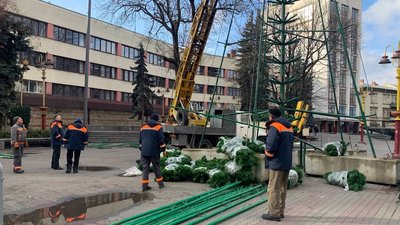 В Івано-Франківську до кінця тижня встановлять новорічну ялинку В Івано-Франківську до кінця тижня встановлять новорічну ялинку