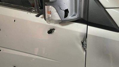 Російські військові обстріляли автомобіль волонтерів на Херсонщині Російські військові обстріляли автомобіль волонтерів на Херсонщині