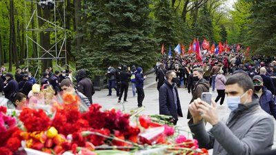 9 травня у Харкові: до Меморіалу Слави несуть квіти 9 травня у Харкові: до Меморіалу Слави несуть квіти