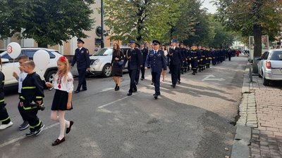 Урочистий марш і дитячі змагання — в Івано-Франківську відзначили День рятувальника