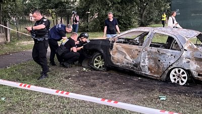 Згоріле авто внаслідок російського ракетного удару