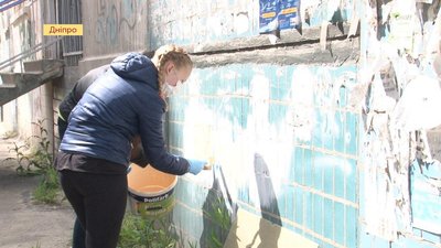 Жителі Дніпра зафарбовують рекламу наркотиків біля своїх будинків