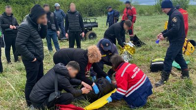 Правоохоронці та медики надають допомогу жінці