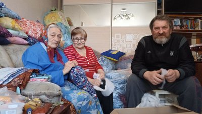 На Житомирщині бабусі пошили півтори тисячі подушок для військових На Житомирщині бабусі пошили півтори тисячі подушок для військових