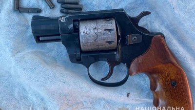 Револьвер, набої та обріз карабіна: мешканцеві Вінниччини загрожує до 7 років в'язниці