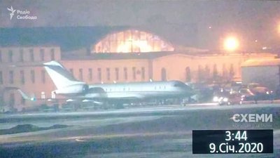 "Схеми" зафіксували, як Зеленський прилетів з Оману майже через добу після катастрофи в Ірані