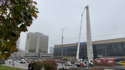 У столиці демонтують радянську зірку на обеліску міста-героя Києва