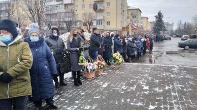 Сотні прикарпатців прийшли попрощатися з ексголовою Долини, який помер від COVID Сотні прикарпатців прийшли попрощатися з ексголовою Долини, який помер від COVID