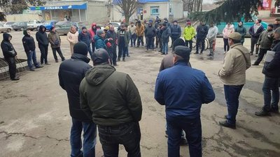 Нескінченна черга добровольців та облаштування блокпосту: на Дніпропетровщині готуються до оборони