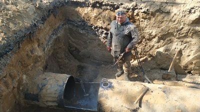 Замінюють 48 метрів труби: у Луцьку комунальники ладять водогін, де через порив відімкнули воду Замінюють 48 метрів труби: у Луцьку комунальники ладять водогін, де через порив відімкнули воду