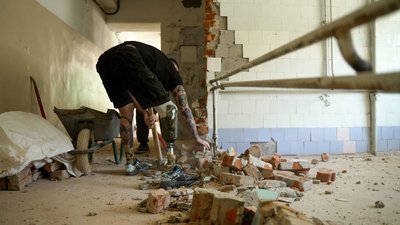 У Чернігові ветерани війни на протезах ремонтують приміщення для простору "Серцевір" У Чернігові ветерани війни на протезах ремонтують приміщення для простору "Серцевір"