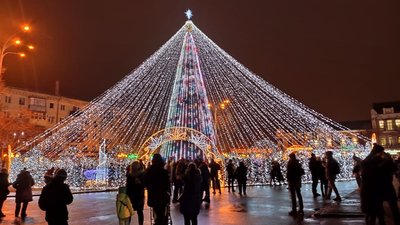 У Полтаві ввімкнули новорічну ілюмінацію на ялинці