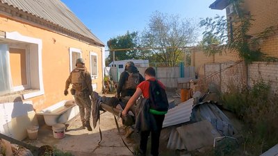 Евакуація жителі Авдіївка поліцейський екіпаж «Білий янгол» Евакуація жителі Авдіївка поліцейський екіпаж «Білий янгол»