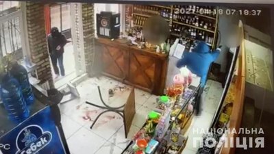 З травматичним пістолетом та битами: у селищі на Харківщині напали на чоловіка З травматичним пістолетом та битами: у селищі на Харківщині напали на чоловіка