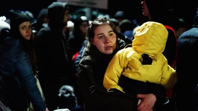 На пункті пропуску до Польщі люди стоять у черзі по 5-8 годин