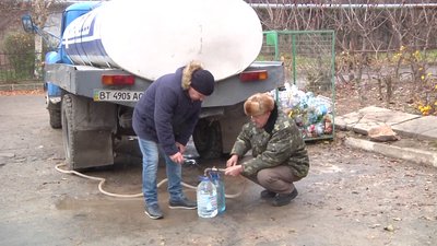 Дві багатоповерхівки у Херсоні через аварію залишились без води: коли поновлять водопостачання Дві багатоповерхівки у Херсоні через аварію залишились без води: коли поновлять водопостачання