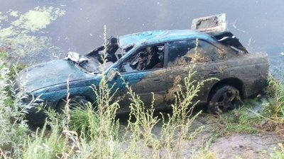 На Чернігівщині з Десни дістали автівку