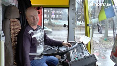 Водій Олександр Демченко за кермом тролейбуса Водій Олександр Демченко за кермом тролейбуса