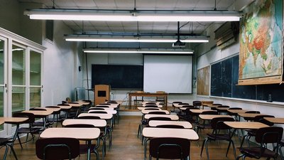 Чи доцільно закривати школи та дитсадки через негоду. Коментують експерти