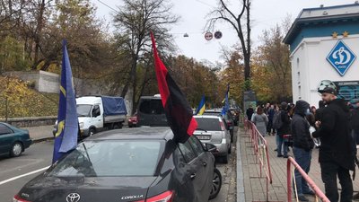 У Києві влаштували автопробіг до будинку голови КСУ Тупицького У Києві влаштували автопробіг до будинку голови КСУ Тупицького