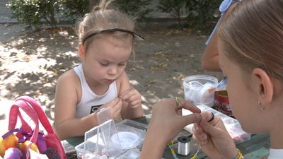 Плетуть прикраси з бісеру та продають співаючи: черкаські дівчатка згуртувалися для допомоги ЗСУ Плетуть прикраси з бісеру та продають співаючи: черкаські дівчатка згуртувалися для допомоги ЗСУ