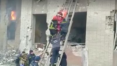 Працівники УДСНС рятують травмованого чоловіка зі зруйнованого будинку у Чернігові Працівники УДСНС рятують травмованого чоловіка зі зруйнованого будинку у Чернігові