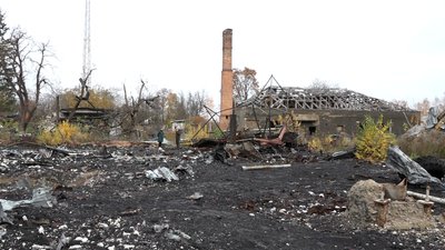 "Не знаю, як зимувати", – житель селища Ставище на Житомирщині показує пошкоджене обстрілами житло "Не знаю, як зимувати", – житель селища Ставище на Житомирщині показує пошкоджене обстрілами житло