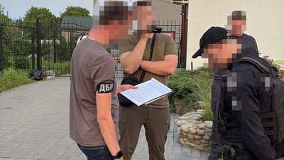 Поліцейський переправляв чоловіків у Молдову