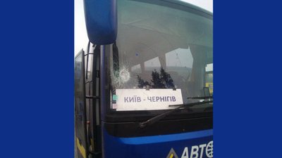 Розбите лобове і бокове скло автобуса. Розбите лобове і бокове скло автобуса.