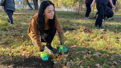 У Черкасах висадили дерева на знак підтримки окупованих Олешок У Черкасах висадили дерева на знак підтримки окупованих Олешок