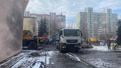 У Броварах почали прибирати територію садочка, де в січні впав гелікоптер У Броварах почали прибирати територію садочка, де в січні впав гелікоптер