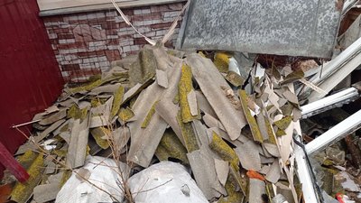 Мешканці Великої Писарівки живуть поруч зі снарядом в стіні Мешканці Великої Писарівки живуть поруч зі снарядом в стіні