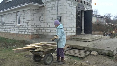 Під час ремонтних робіт допомагає полтавка Тетяна Григор'єва
