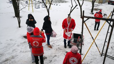 У Сумах волонтери Червоного Хреста привітала дітей ВПО з новорічними святами У Сумах волонтери Червоного Хреста привітала дітей ВПО з новорічними святами