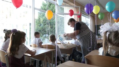 В харківських школах роздають подарунки з символікою блока Кернеса