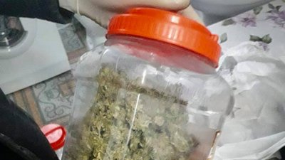 Поліцейські вилучили у жителя Херсонщини пістолет і наркотики Поліцейські вилучили у жителя Херсонщини пістолет і наркотики