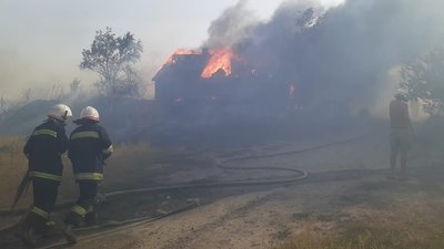 На Дніпропетровщині через займання сухостою згорів будинок, ще два – пошкоджені