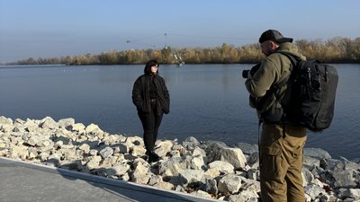 Сергій фотографує одну із героїнь проєкту "Попід Дніпром" Сергій фотографує одну із героїнь проєкту "Попід Дніпром"