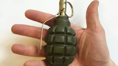 На Хмельниччині чоловік прийшов до магазину з гранатою у руках. Його затримала поліція